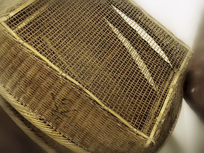 Das Bambussieb, von dem nur noch einige wenige Exemplare existieren, ist sozusagen ein Relikt aus alter Zeit, auf das soweit wir gehört haben, nur noch Nakanishi zurückgreift.