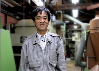 Herr Nakanishi in seiner winzigen Tencha-Fabrik